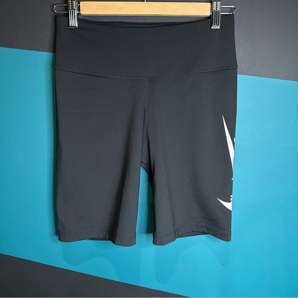 Sleek Black Bike Shorts with Moisture-Wicking Fabric and Stretch Fit - Picture 4 of 11